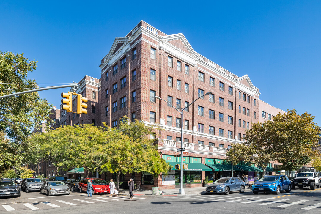 8401 37th Ave in Jackson Heights, NY - Building Photo