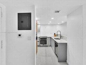 10000 W Bay Harbor Dr in Bay Harbor Islands, FL - Building Photo - Building Photo