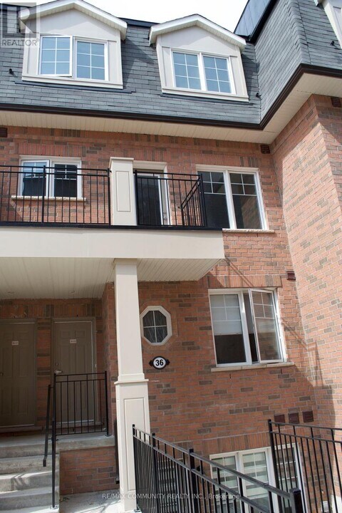 2420-32420 Baronwood Dr in Oakville, ON - Building Photo