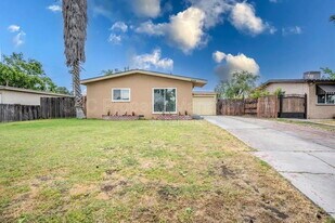 2119 E Griffith Way in Fresno, CA - Building Photo