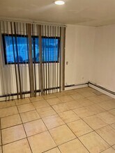 1077 Martinstein Ave in Bay Shore, NY - Foto de edificio - Building Photo