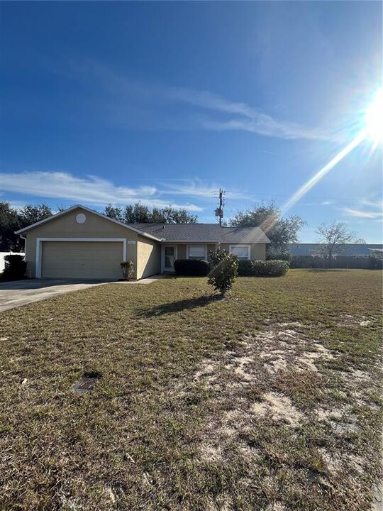 33822 Fairhaven Ct in Leesburg, FL - Building Photo