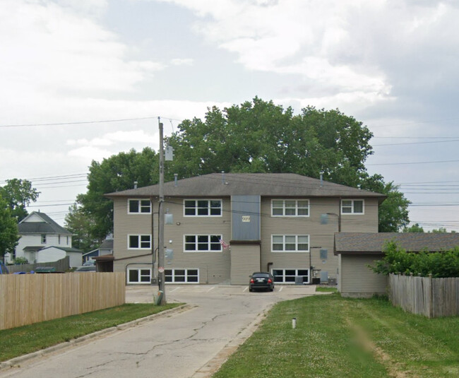 909 E Vine St in Owatonna, MN - Foto de edificio - Building Photo