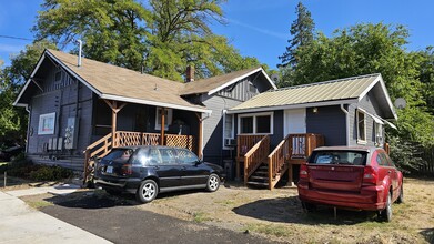 1021 Niantic St in Medford, OR - Building Photo - Building Photo