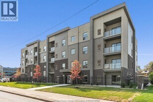 955 Ouellette Ave in Windsor, ON - Building Photo
