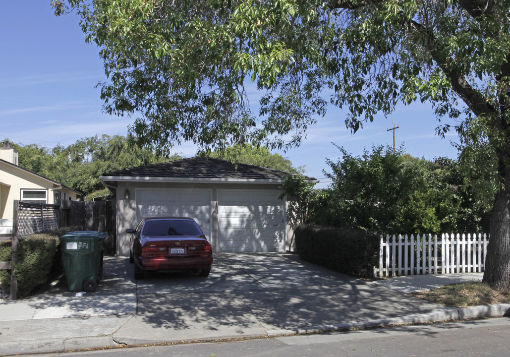 1822 Woodside Rd in Redwood City, CA - Building Photo