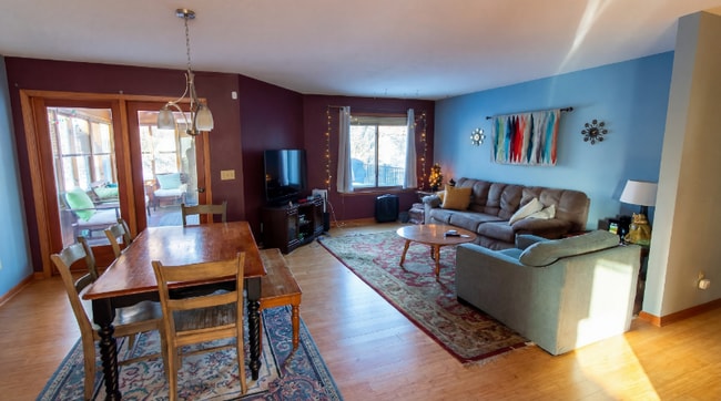 873 Iowa Ave W in St. Paul, MN - Foto de edificio - Building Photo