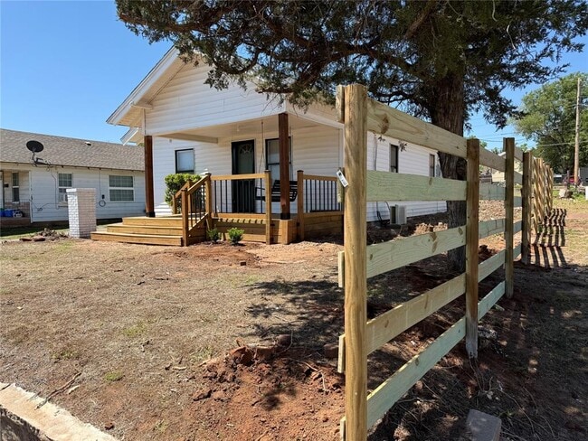 property at 414 N 6th St
