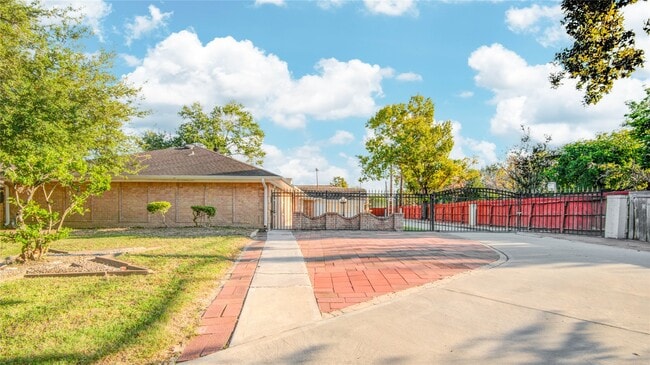 property at 902 Ashford Pkwy
