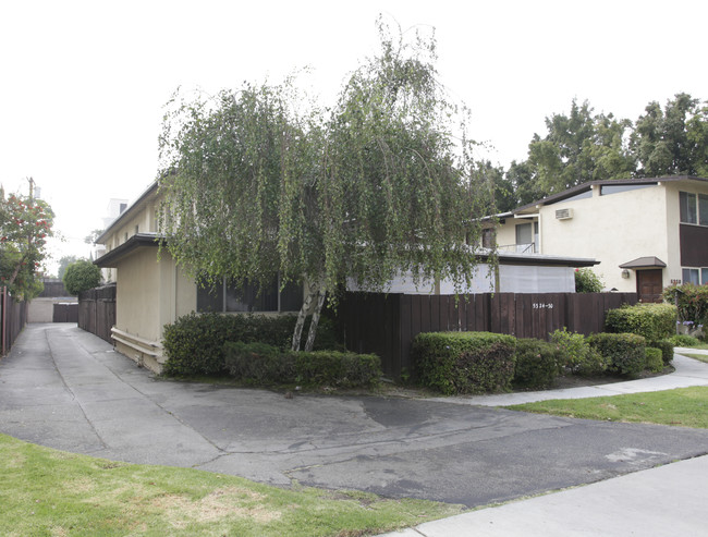 5324-5330 Ben Ave in Valley Village, CA - Foto de edificio - Building Photo