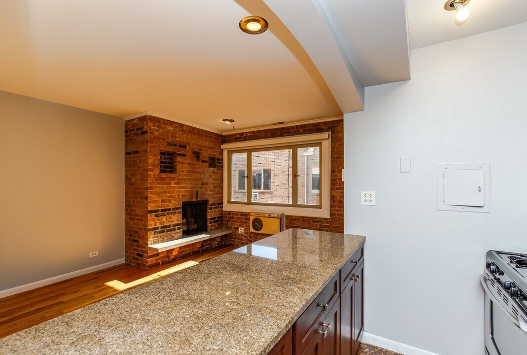 663 W Melrose St in Chicago, IL - Building Photo