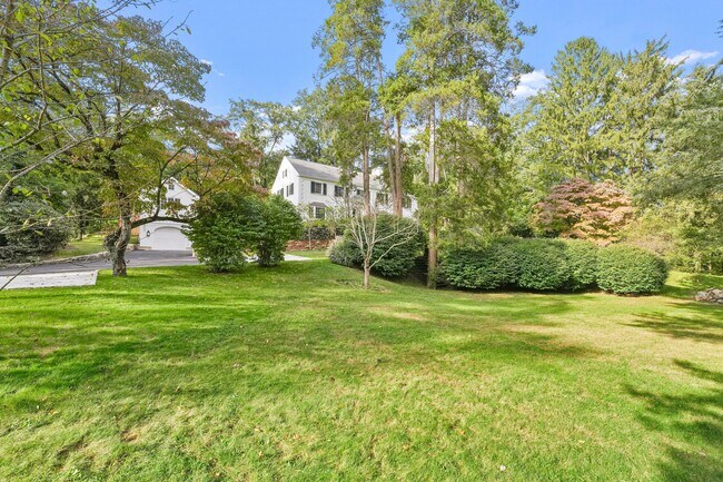 235 N Maple Ave in Greenwich, CT - Building Photo - Building Photo