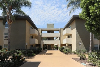 San Regis Apartments in Van Nuys, CA - Building Photo - Building Photo