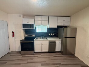 416 Cromwell Ave SW in Albuquerque, NM - Foto de edificio - Building Photo