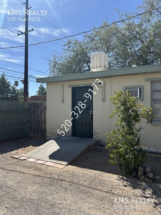 2943 N Alvernon Way