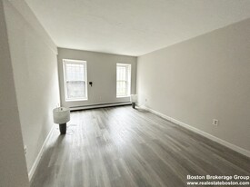 94 Hammond St, Unit 2 in Boston, MA - Foto de edificio - Building Photo