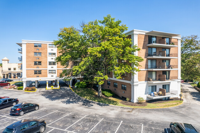 Courtside Square Apartments in King of Prussia, PA - Foto de edificio - Building Photo