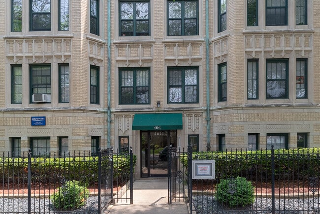 4637 N Paulina St, Unit J09W