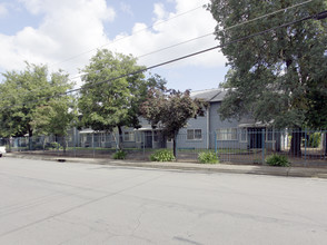 Village Park Apartments in Sacramento, CA - Foto de edificio - Building Photo