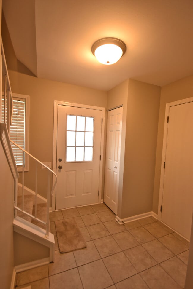 1625 College Green Dr in Elgin, IL - Building Photo - Building Photo