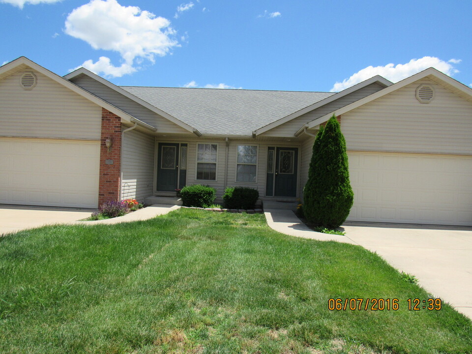 10935 Upland Terrace in Lebanon, IL - Building Photo