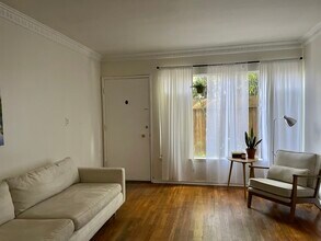2135 Beachwood Dr in Los Angeles, CA - Building Photo - Building Photo