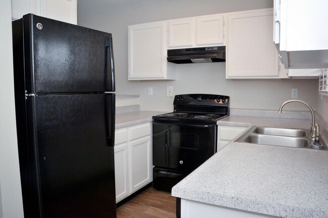 North Chase Apartments in Wilmington, NC - Building Photo - Building Photo
