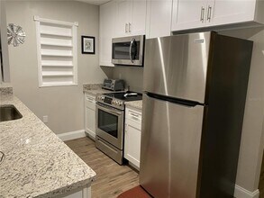 930 Cedar Cir in Tavares, FL - Foto de edificio - Building Photo