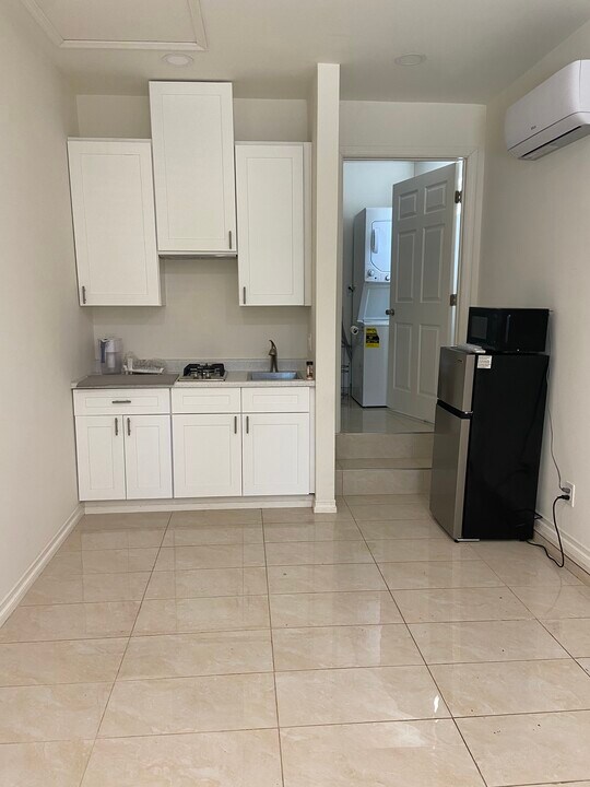 21324 Providencia St in Woodland Hills, CA - Building Photo