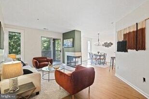 5006 Dorsey Hall Dr in Ellicott City, MD - Building Photo