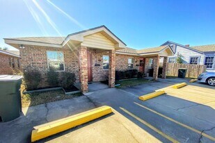 406 Churchill St in Lake Charles, LA - Building Photo