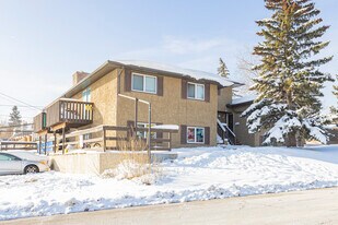 7816 Hunterview Dr NW in Calgary, AB - Building Photo