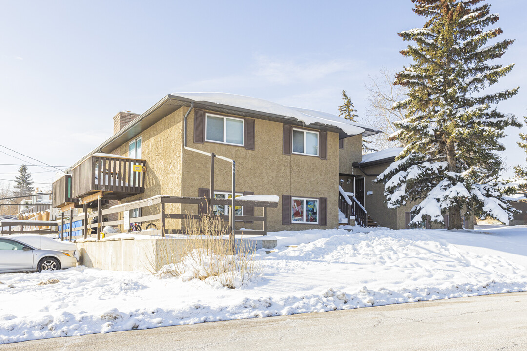 7816 Hunterview Dr NW in Calgary, AB - Building Photo