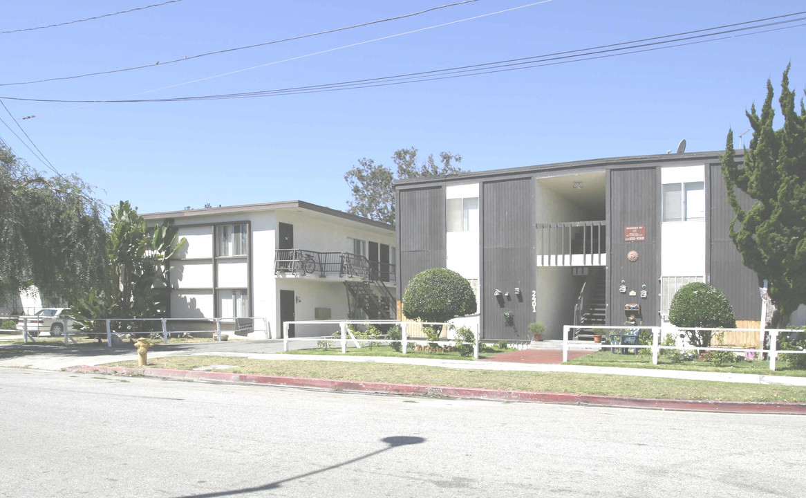 2401-2405 S Denison Ave in San Pedro, CA - Building Photo