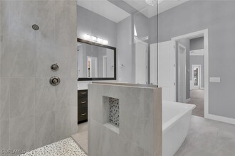 1621 Begonia Ct in Marco Island, FL - Foto de edificio - Building Photo