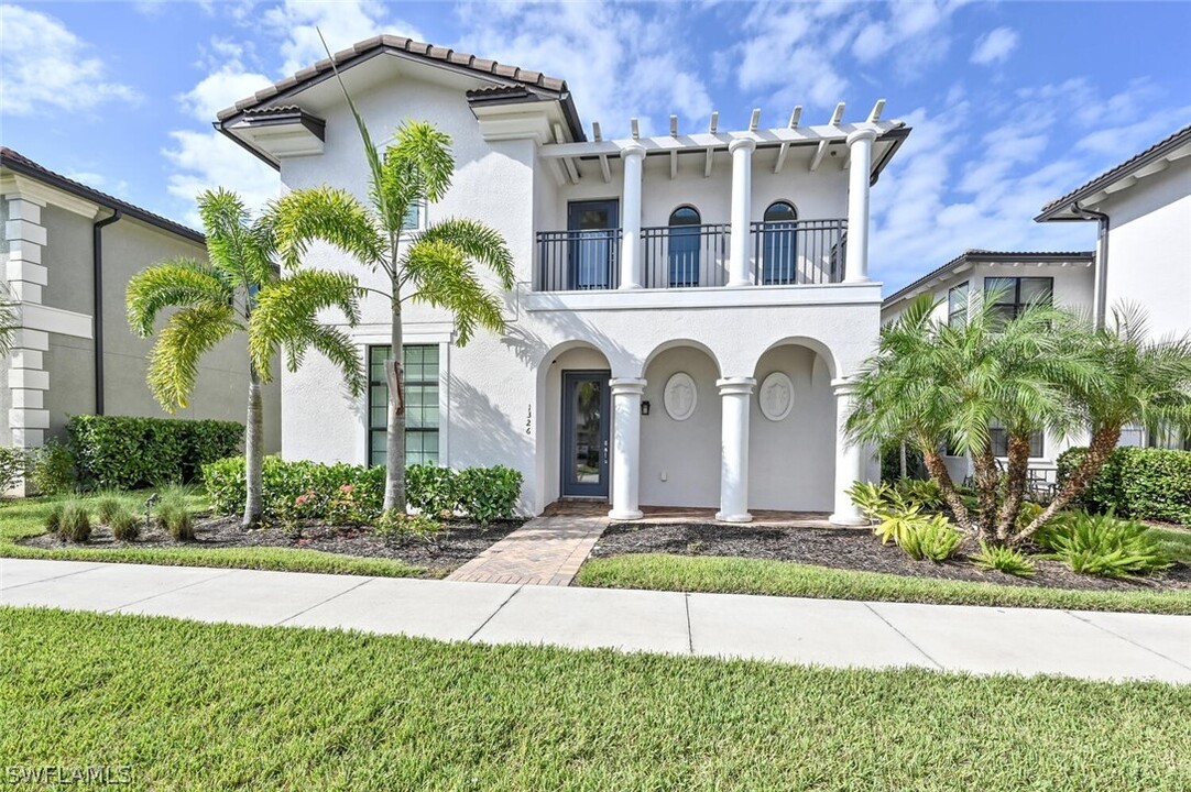 1326 Kendari Terrace in Naples, FL - Foto de edificio