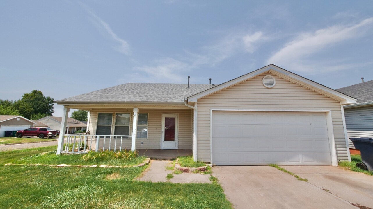 1021 Periwinkle Dr in Yukon, OK - Building Photo