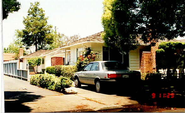 1622-1624 Lark Ave in Redwood City, CA - Foto de edificio - Building Photo