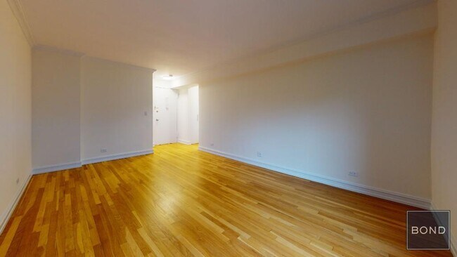 305 W 13th St in New York, NY - Building Photo - Building Photo