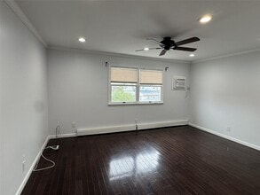 98 Farmedge Rd in Levittown, NY - Building Photo - Building Photo