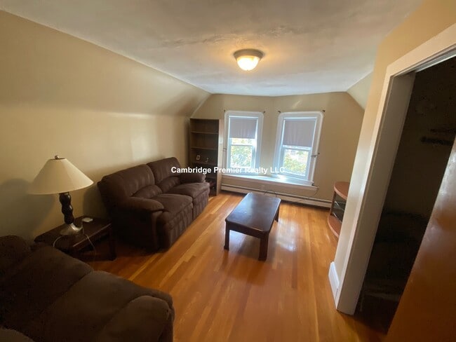 50 Lowden Ave, Unit 3 in Somerville, MA - Foto de edificio - Building Photo