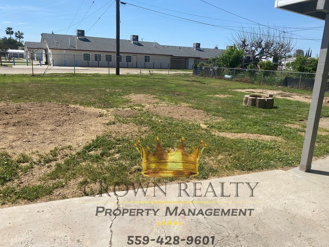 561 S Elm St in Pixley, CA - Building Photo - Building Photo
