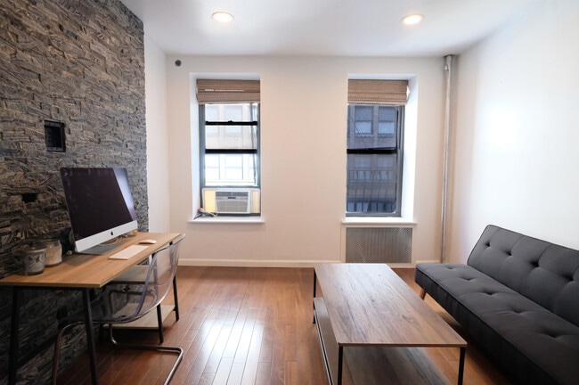 318 W 36th St. in New York, NY - Building Photo - Building Photo