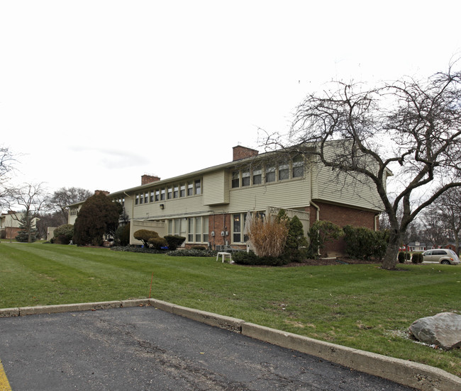 Eton Square Apartments & Townhomes in Birmingham, MI - Building Photo - Building Photo