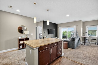 8350 Cascade Ave in West Des Moines, IA - Building Photo - Building Photo