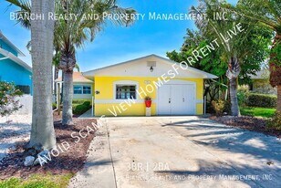 857 180th Ave E in Redington Shores, FL - Building Photo
