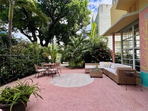 1051 Meridian Ave in Miami Beach, FL - Building Photo - Building Photo