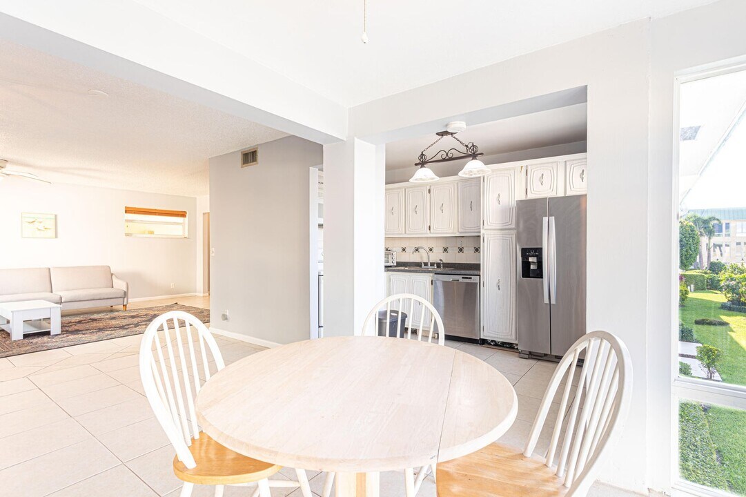 19 Colonial Club Dr, Unit 204 in Boynton Beach, FL - Building Photo