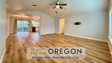 608 SE Liberty Dr in Grants Pass, OR - Building Photo - Building Photo