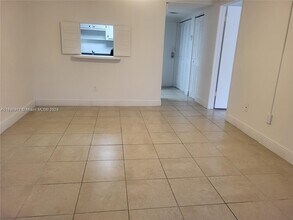 14301 N Kendall Dr in Miami, FL - Foto de edificio - Building Photo